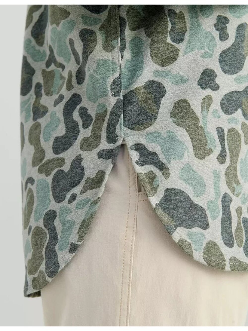 HUK Women's Chesapeake KC Printed Flannel Volcanic Ash Camo Size XL Button up - Picture 4 of 12